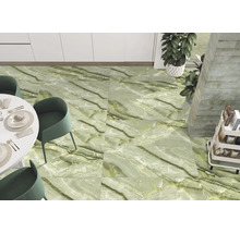 Pokládka podlahových dlaždic se vzhledem mramoru v jídelně.