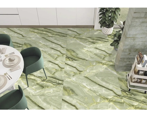 Pokládka podlahových dlaždic se vzhledem mramoru v jídelně.