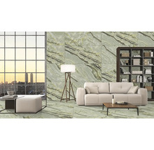 Světlý obývací pokoj s dlaždicemi vzhledu mramoru, pohovkou, knihovnou a velkým oknem s výhledem na město