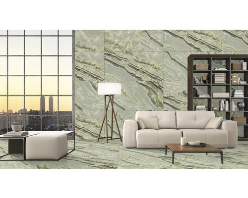 Světlý obývací pokoj s dlaždicemi vzhledu mramoru, pohovkou, knihovnou a velkým oknem s výhledem na město