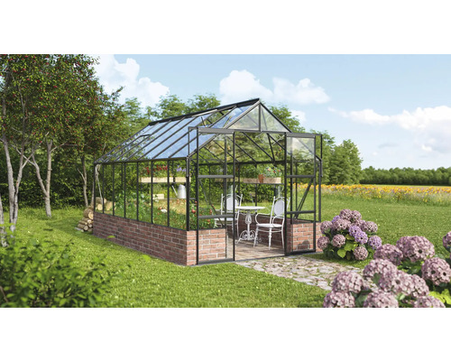 Skleník s cihlovou zdí a skleněnými stěnami na zahradě