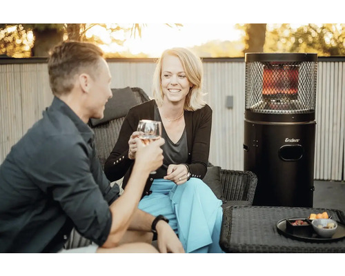 Pár sedí na terase s terasovým ohřívačem Enders