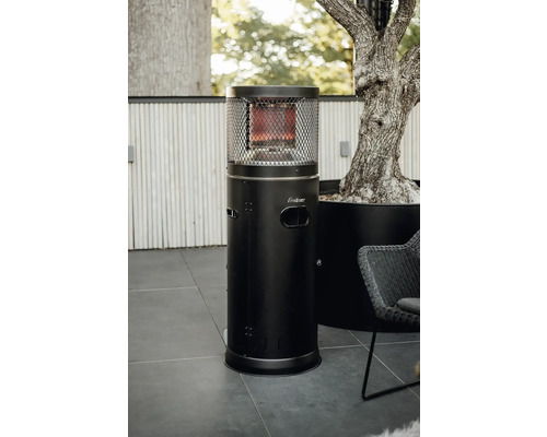 Černý plynový terasový ohřívač Enders pro venkovní použití.