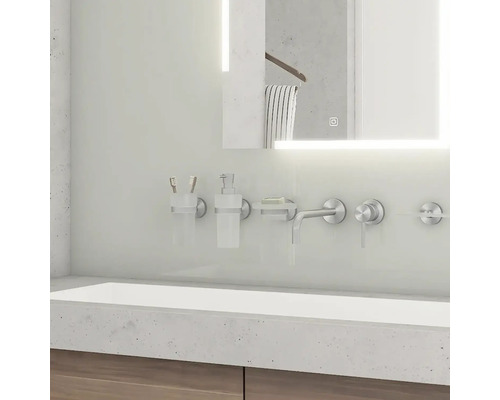 Koupelna s umyvadlem, baterií a osvětleným zrcadlem