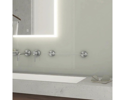 Moderní koupelna s osvětleným zrcadlem, umyvadlovou baterií a policí