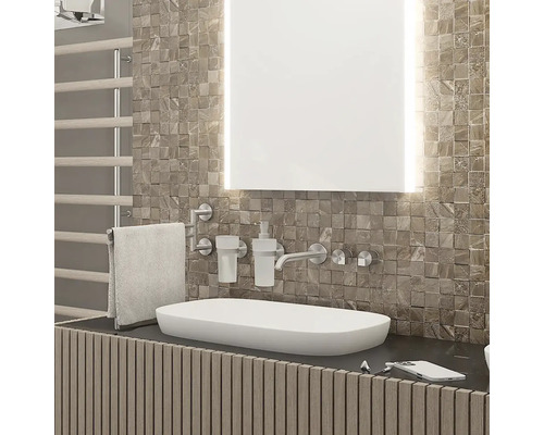 Moderní koupelna s umyvadlem na desku, osvětleným zrcadlem a mozaikovými obklady