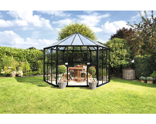 Zahradní pavilon se stolem a židlemi na zahradě