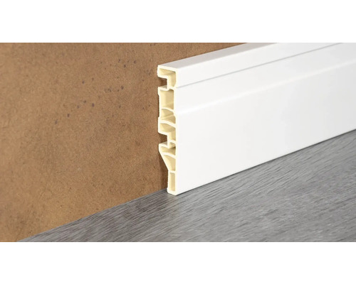 Plastová soklová lišta na stěně a podlaze