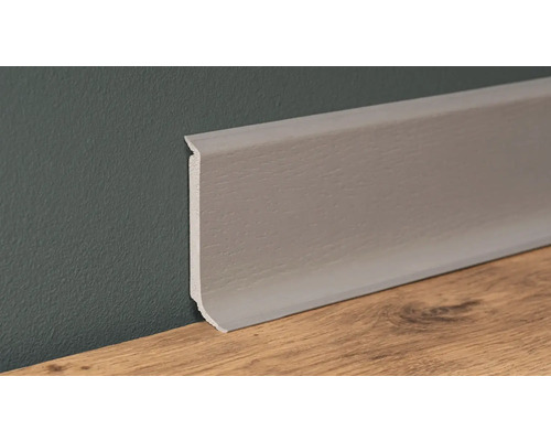 Plastová podlahová lišta namontovaná na zdi