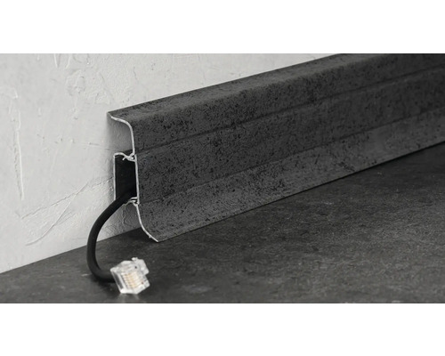 Podlahová lišta s kabelovým kanálem pro vedení elektrických kabelů