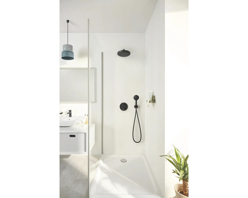 Světlá koupelna se sprchou, armaturou a umyvadlem