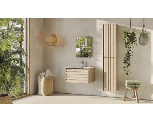 Světlá koupelna s umyvadlem, zrcadlem, vysokou skříní, lampou, rostlinami a košem na prádlo pro přátelskou atmosféru