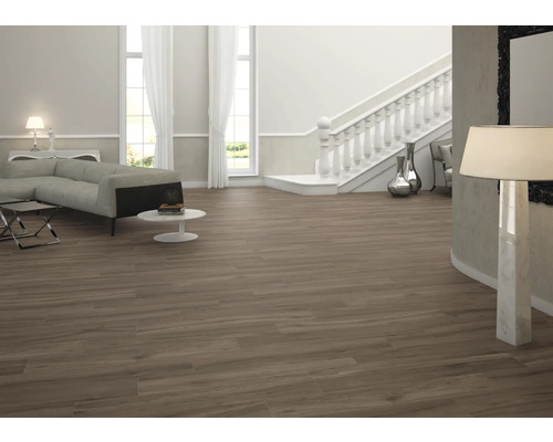 Prostorný obývací pokoj s dřevěnými dlaždicemi, schodištěm a posezením