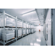 Skladovací prostor s regály plnými zboží