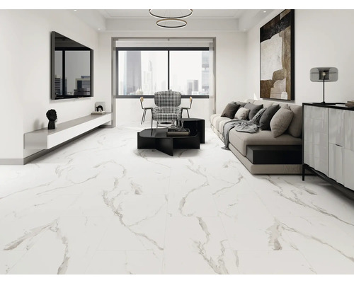 Světlý obývací pokoj s dlaždicemi se vzhledem mramoru, pohovkou a televizí