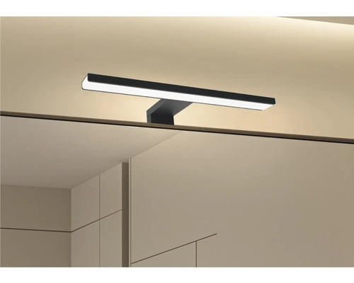 Koupelna se zrcadlem a nástavným světlem