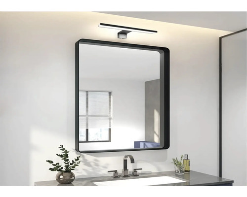 Moderní koupelna se zrcadlem, umyvadlem a lampou