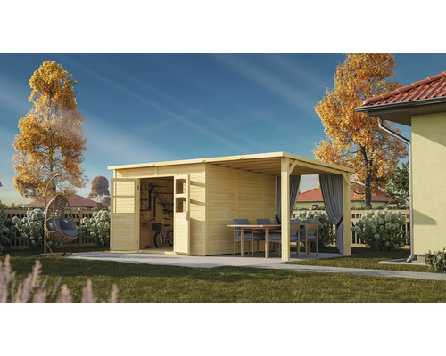 Dřevěný zahradní domek s otevřenými dveřmi a bočním přístřeškem se závěsy, stolem a židlemi na zahradě.