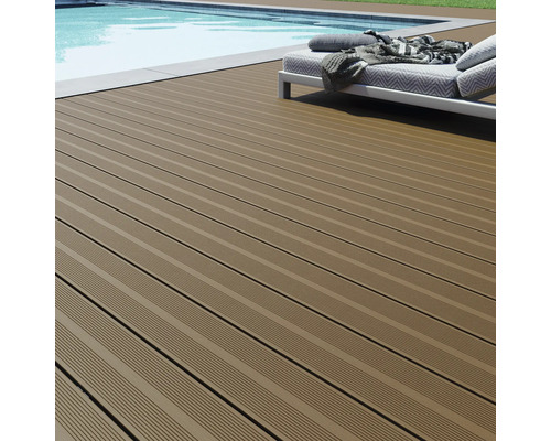 Terasa s WPC terasovými prkny a bazénem ve venkovním prostředí.