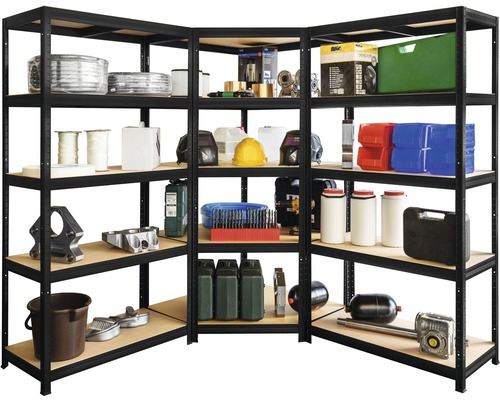 Rohová police s pěti policemi, naložená různými předměty