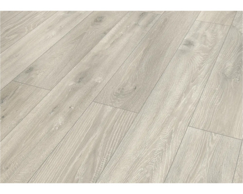 Světlá laminátová podlaha s dřevěným vzhledem