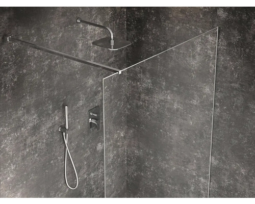 Sprchový kout s sprchovou baterií a skleněnou stěnou
