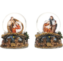 Dvě sněhové koule se svatou rodinou v jesličkách