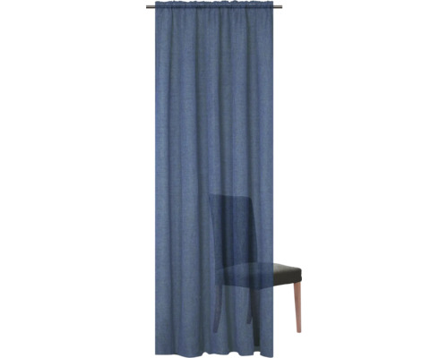 Neprůhledný závěs v okně se závěsem s řasicí páskou