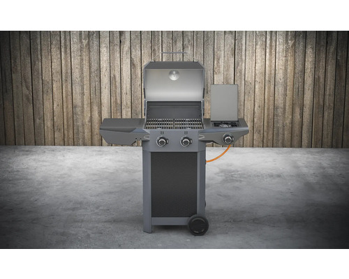 Plynový gril s otevřenou kapotou a bočním hořákem