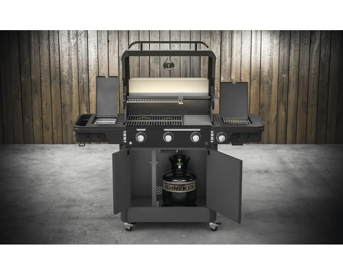 Plynový gril s otevřenými dvířky skříněk a plynovou lahví