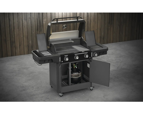 Plynový gril s otevřenými dvířky a plynovou lahví