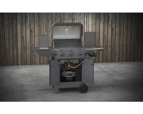 Plynový gril s otevřeným víkem a plynovou lahví ve spodní skříňce