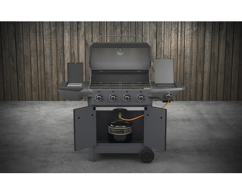 Plynový gril s otevřeným víkem, bočními stolky a plynovou lahví ve spodní skříňce