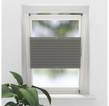 Šedá plisovaná žaluzie na okně pro regulaci světla