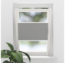 Šedá plisovaná roleta v okně pro regulaci světla.