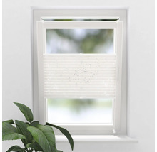 Bílá skládaná roleta v okně pro ochranu soukromí a slunce.