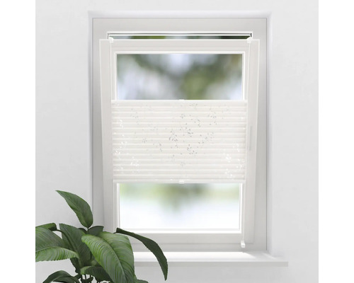 Bílá skládaná roleta v okně pro ochranu soukromí a slunce.