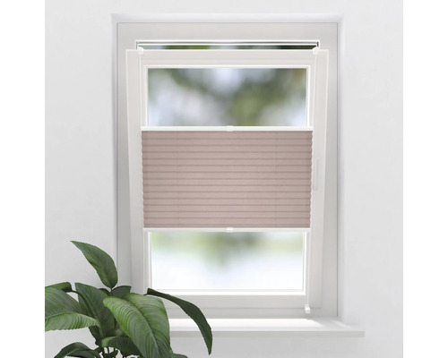 Plisé v okně pro regulaci světla a ochranu soukromí
