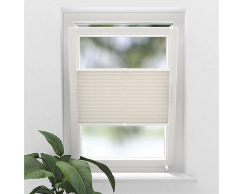 Okno s plisovanou roletou pro regulaci světla