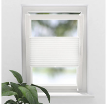 Bílá plisovaná žaluzie před oknem