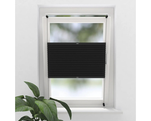 Černá plisovaná žaluzie v okně pro stínění a soukromí