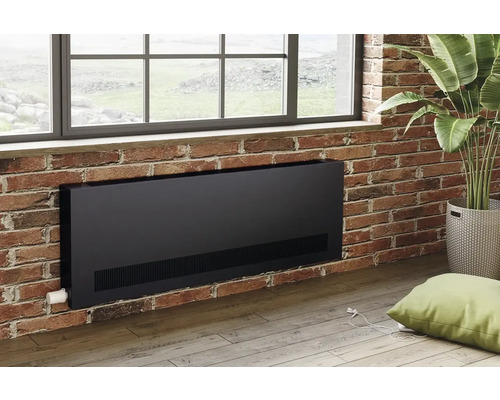 Obývací pokoj s černým radiátorem na cihlové zdi pod oknem