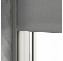 Šedá roleta před oknem