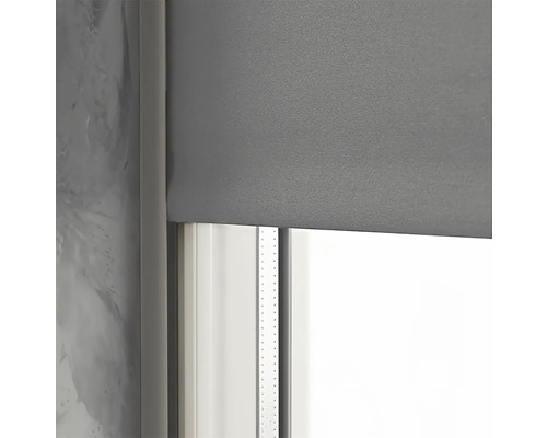 Šedá roleta před oknem