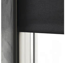 Černá roleta v okně pro zatemnění.