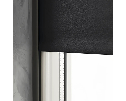 Černá roleta v okně pro zatemnění.