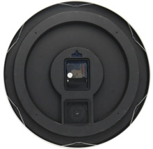 Zadní strana nástěnných hodin se strojkem a systémem zavěšení