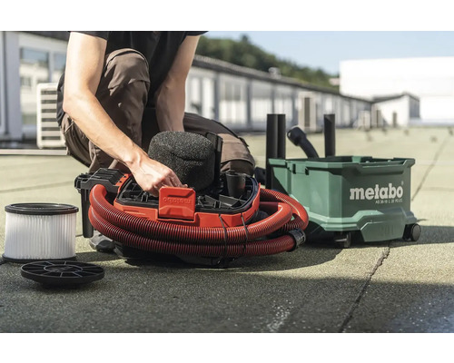 Muž připravuje akumulátorový vysavač Metabo pro práci s příslušenstvím, jako jsou filtry a hadice.