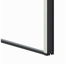 Detailní pohled na černý hliníkový rám posuvných dveří