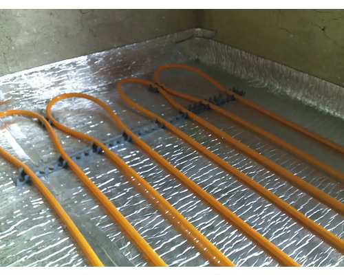 Instalace podlahového topení na stříbrnou izolační vrstvu